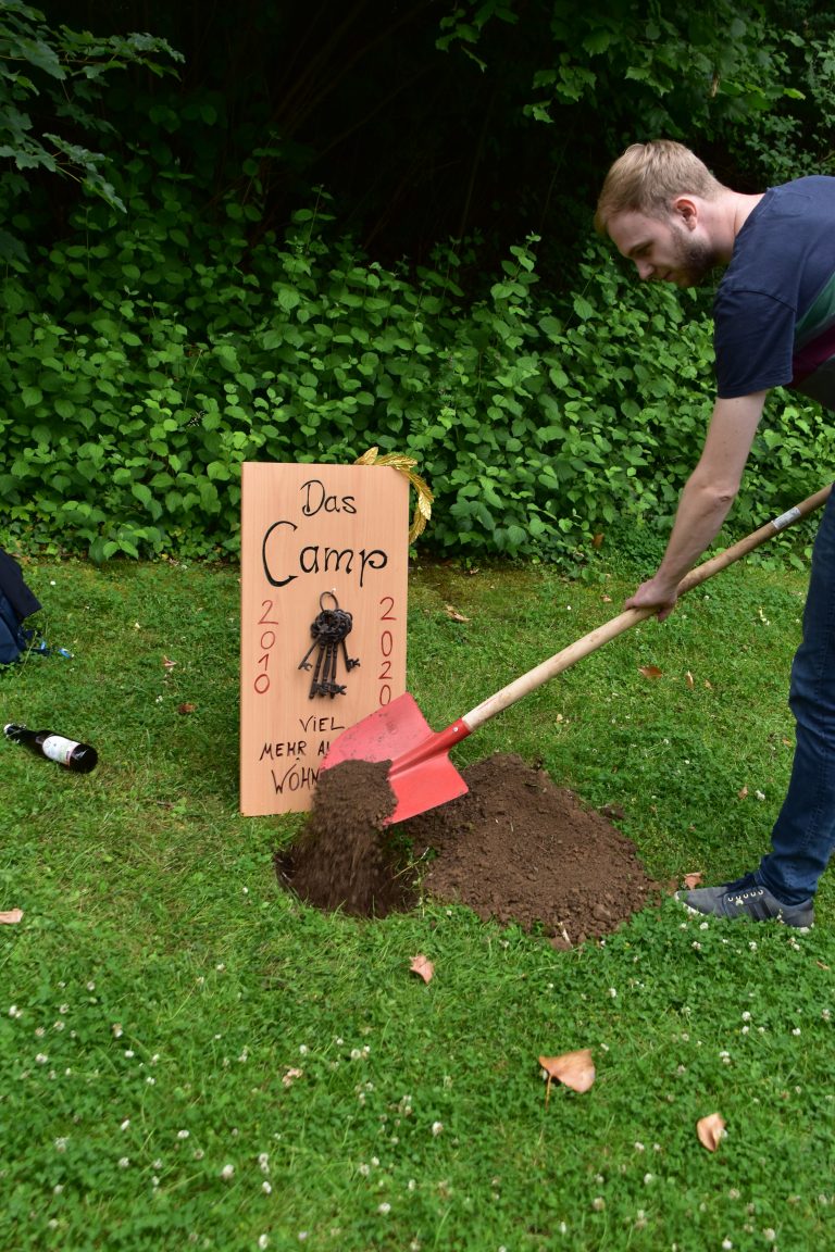 Das CamP wird Symbolisch begraben