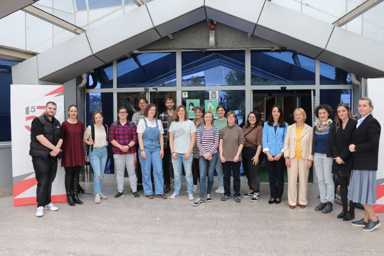 Geselliges Beisammensein – Studienreiseteilnehmer teilen Mahlzeiten und fördern den kulturellen Austausch über das Essen hinaus.