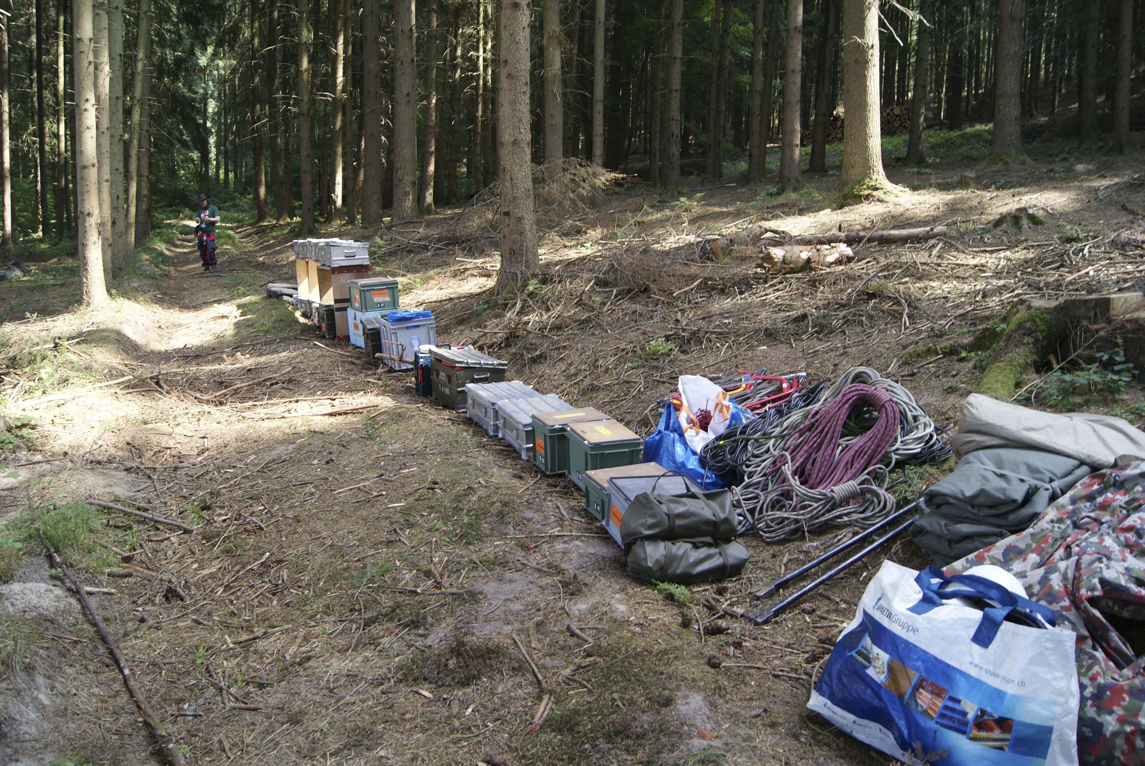 Das Material liegt sortiert und einsatzbereit auf dem Boden