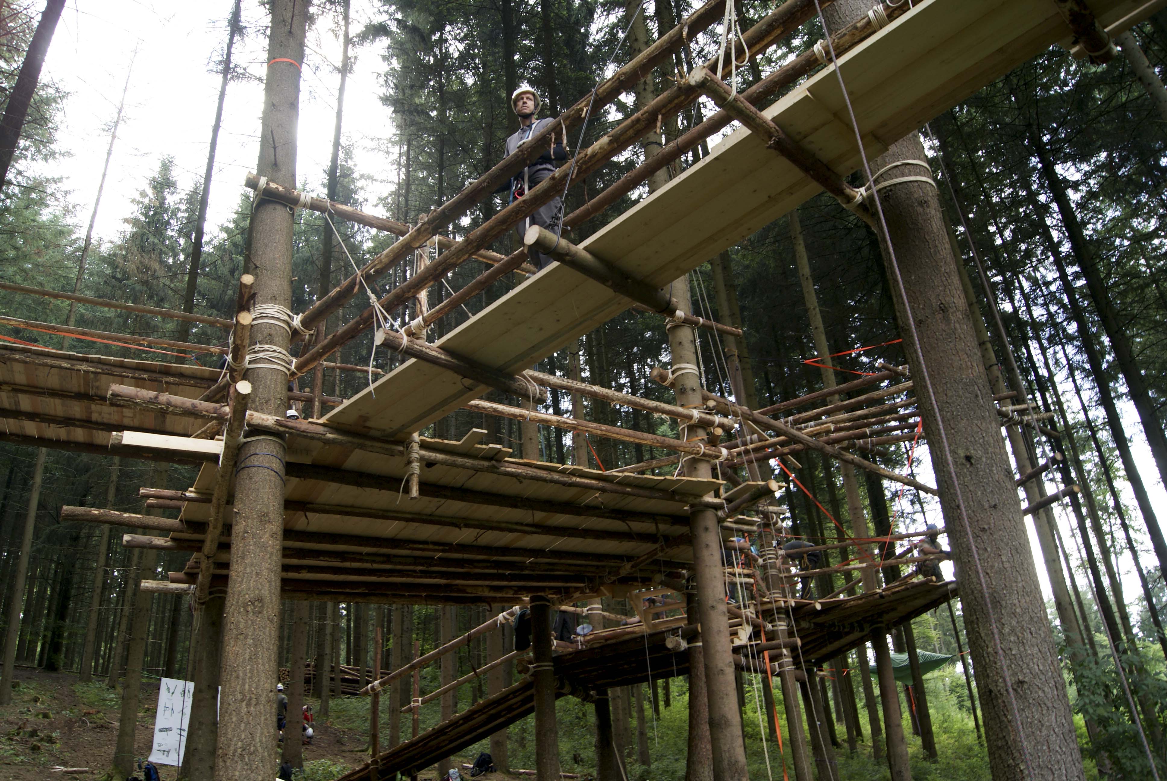 Brücke welche zu einer Plattform führt