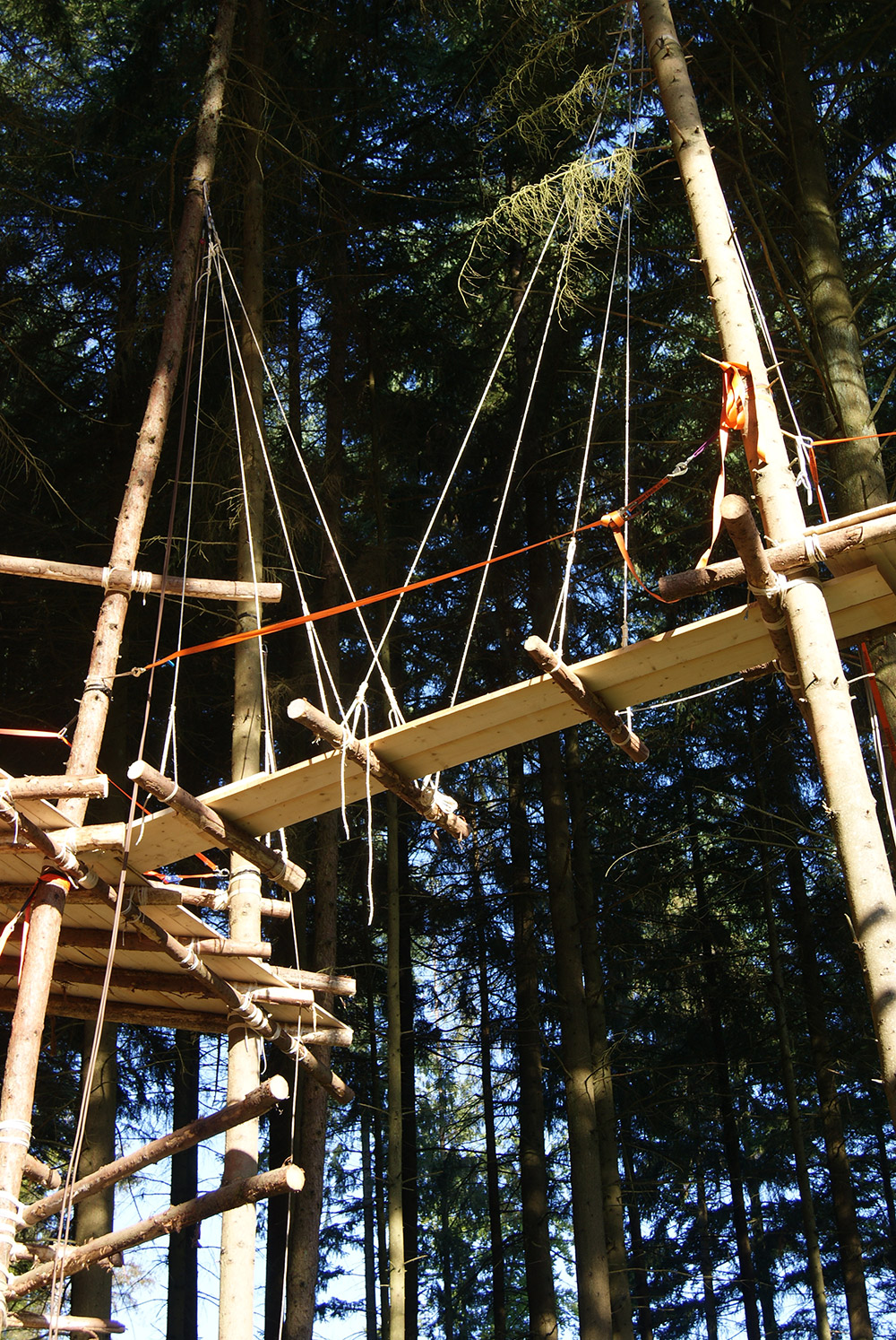 Brücke ohne Geländer von unten