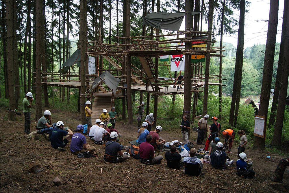 Gruppe vor Baumhaus