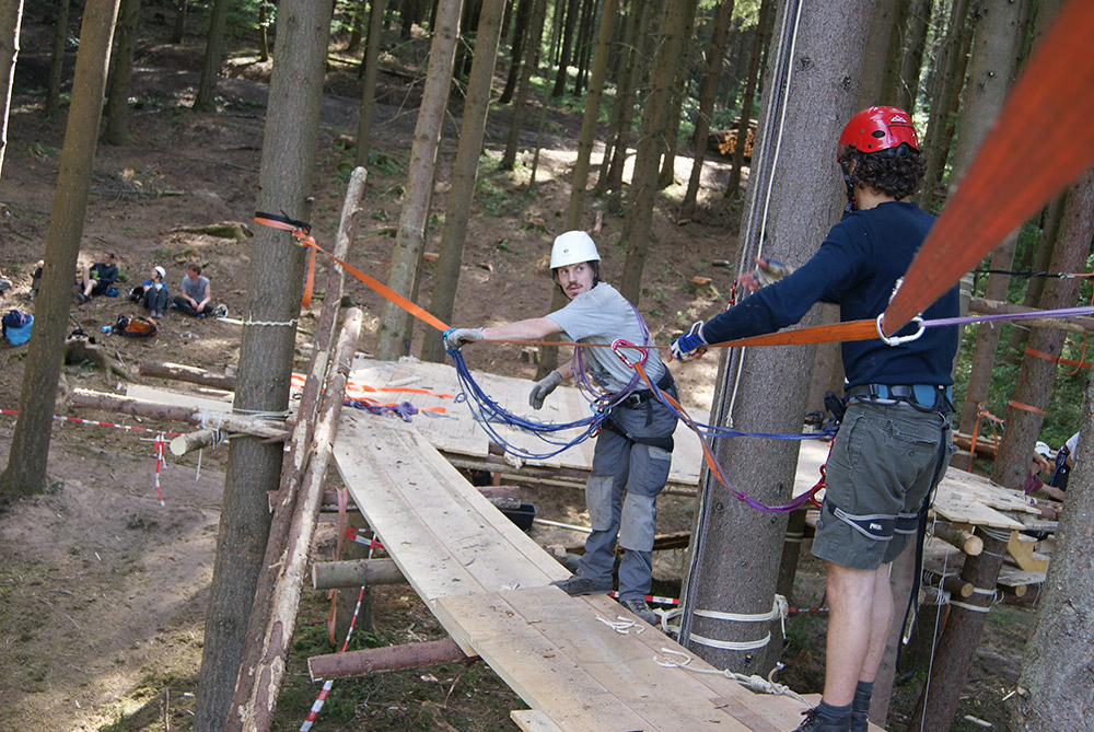 Menschen stehen auf Brücke