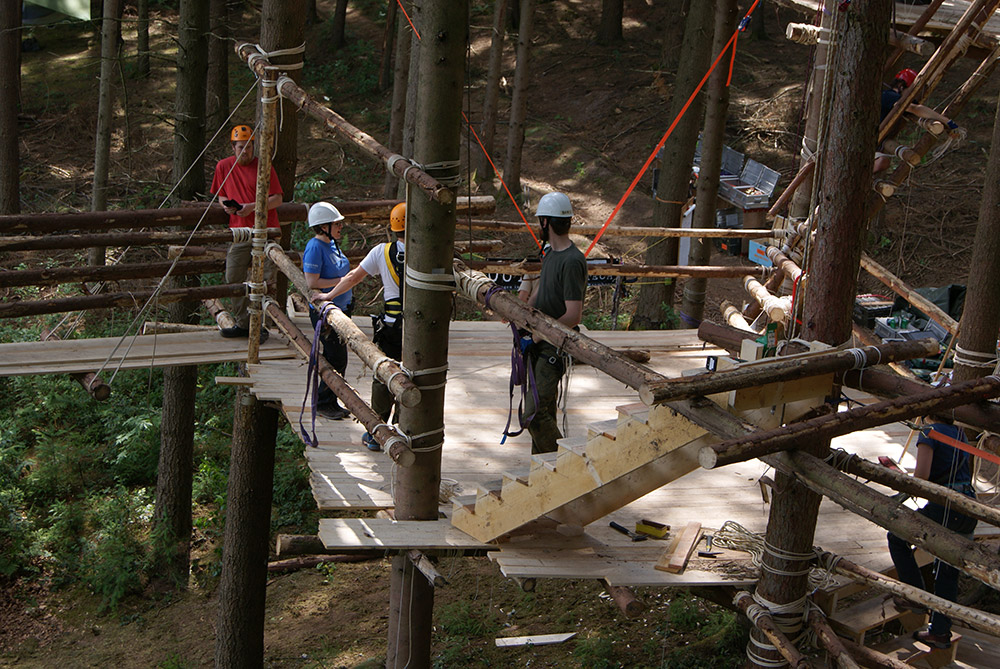 Plattform mit Treppe