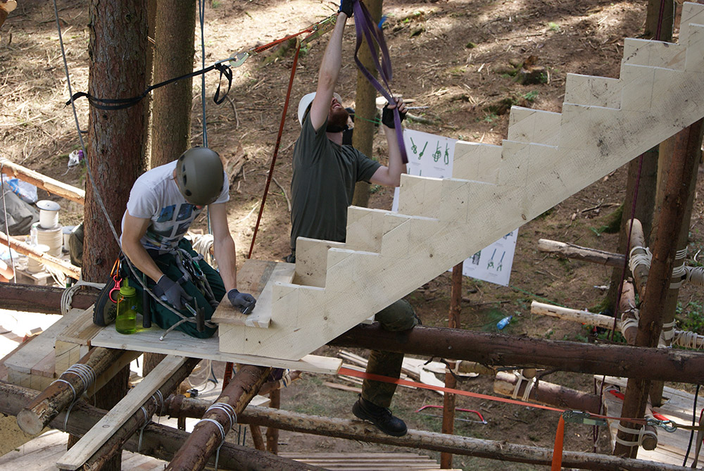 eine Treppe wird zwischen zwei Plattformen montiert