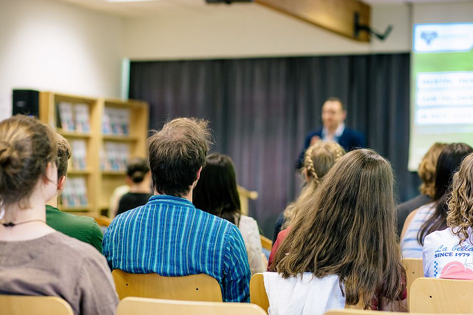 Florian Karcher und Studierende