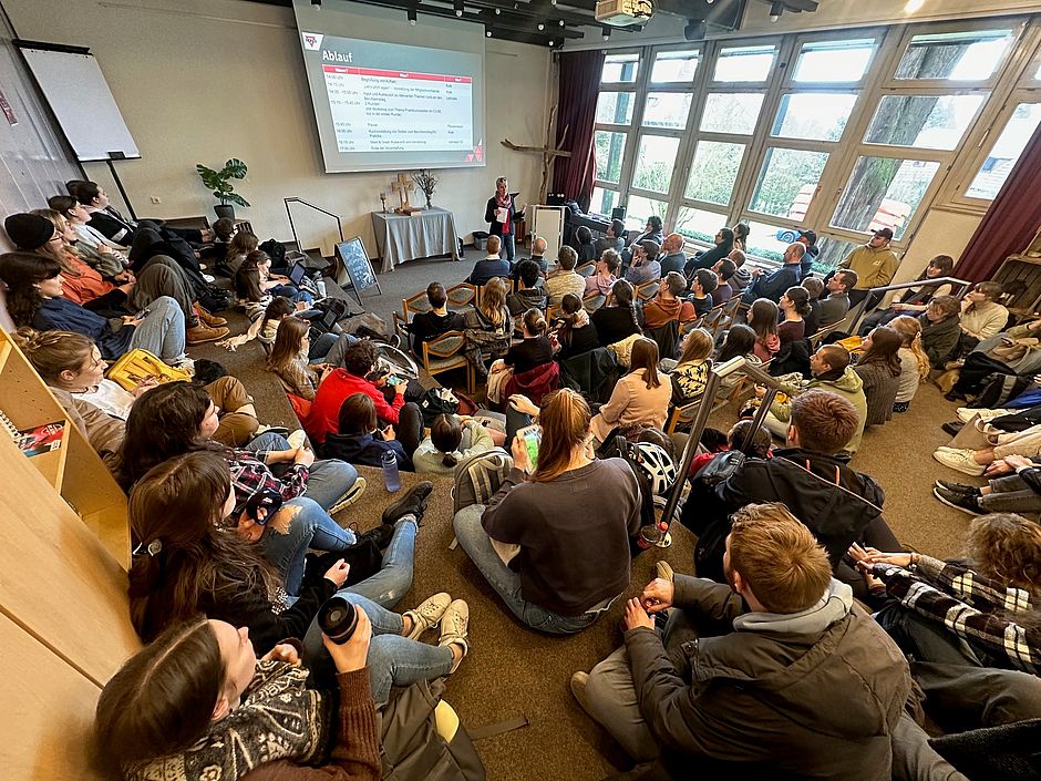 Ursel Luh-Maier und Studierende in der Aula