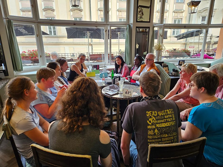 Gedankenaustausch im Herzen Prags: Die Auszubildenden vertiefen ihre Bindungen und teilen Visionen im Grand Café Orient, einem Ort mit Charme und Geschichte.