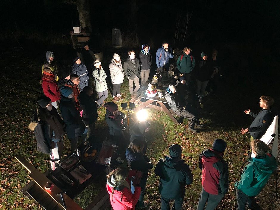 Teilnehmende am Lagerfeuer