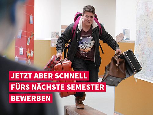 student läuft über bank