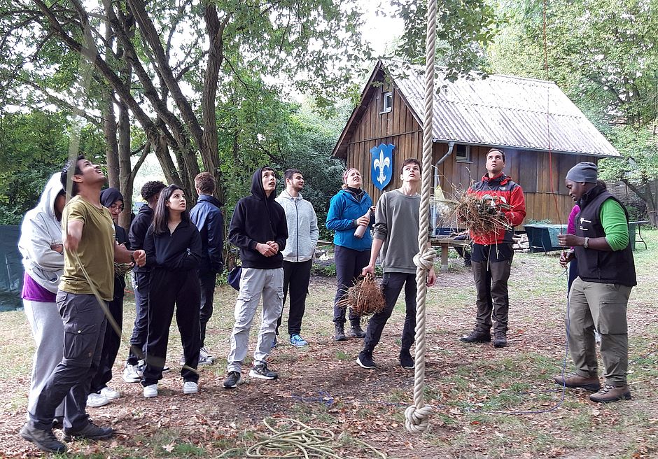 erlebnispädagogische übung im wald