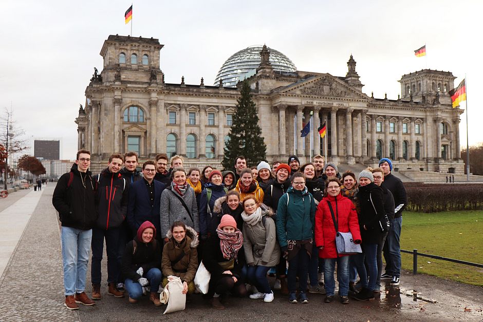 Gruppenfoto vor dem Reichstag