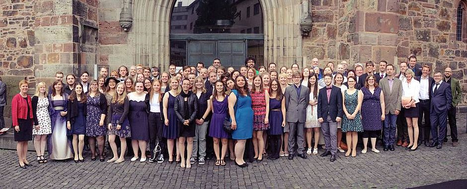 Die 97 Absolventinnen und Absolventen der CVJM-Hochschule mit Dozierenden