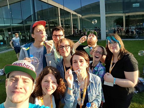 Alumnimitglieder auf einem Gruppenfoto