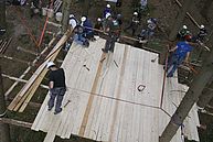 Mehrere Personen beim besfestigen der Plattformplanken