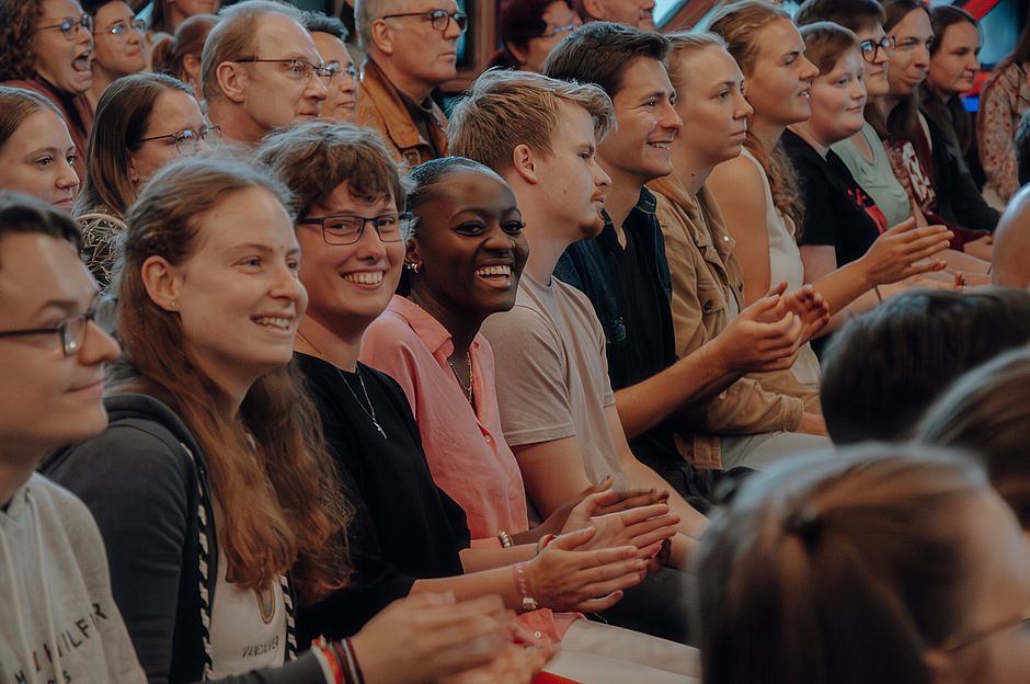 Gemeinschaft in Aktion: Studierende, vereint durch Musik und Begeisterung.