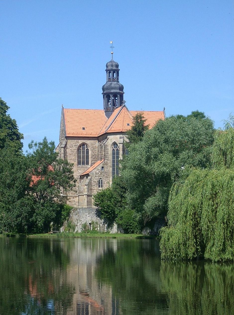 Teich vor der Klosterkirche in Hildesheim Marienrode