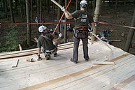 Zwei Personen beim befestigen der Plattformplanken