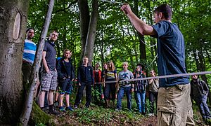 gruppenarbeit im wald