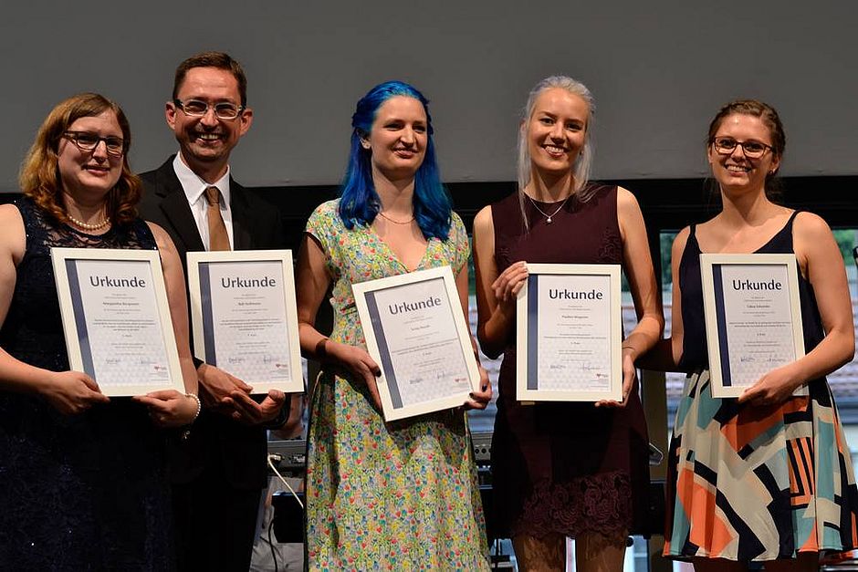 Diese Studierenden durften sich über eine Auszeichnung ihrer Bachelorarbeiten freuen (v. l.): Margarethe Bergmann und Ralf Hoffmann, Sonja Huxoll (alle 3. Preis), Paulien Wagener (1. Preis) und Tabea Schneider (2. Preis)