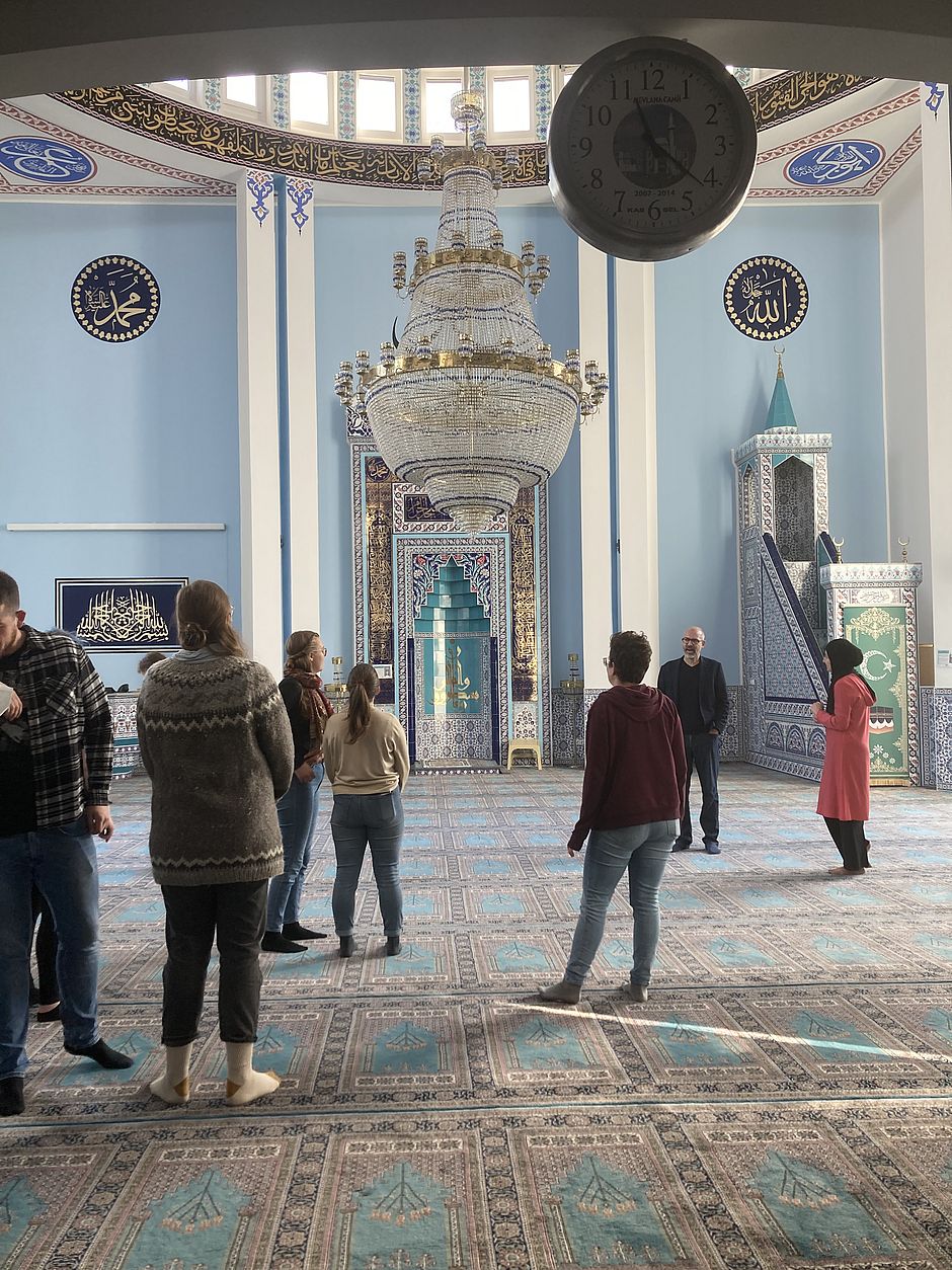 Zeit zum Fragen stellen und Kennenlernen der Moschee