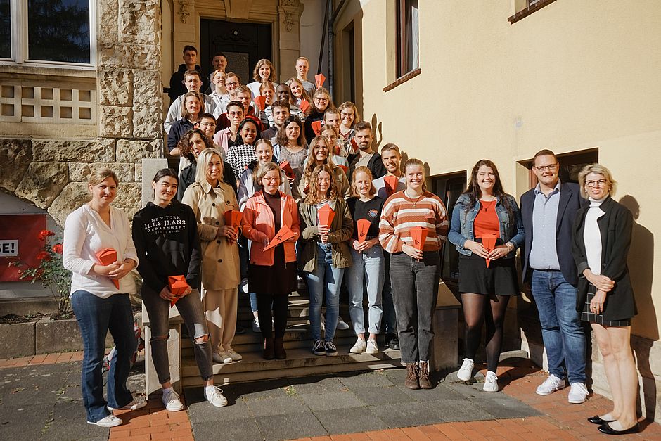 Herzlicher Empfang: Die Neuzugänge der CVJM-Hochschule sammeln sich für ein gemeinsames Foto.