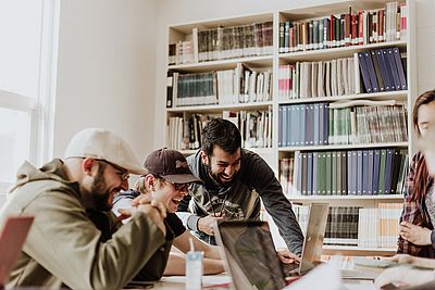 Studierende bei der Gruppenarbeit 