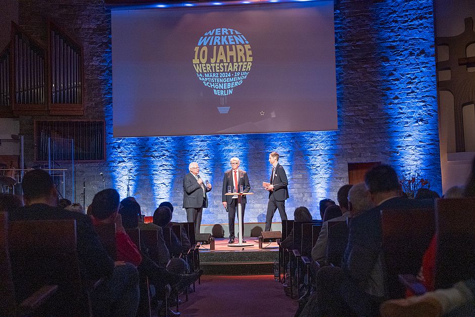 Hühnerbein und Loh im Gespräch mit Geschäftsführer Johannes Niehlsen des Abends