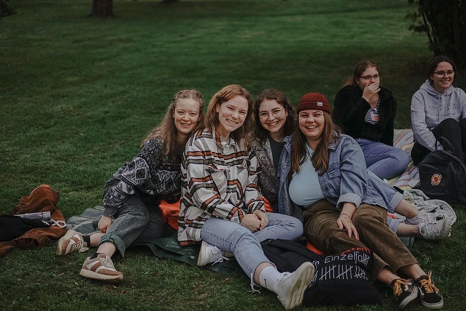 Neue Freundschaften und Erinnerungen: Studierende genießen gemeinsam die Einführungswoche auf dem Campusgrün.