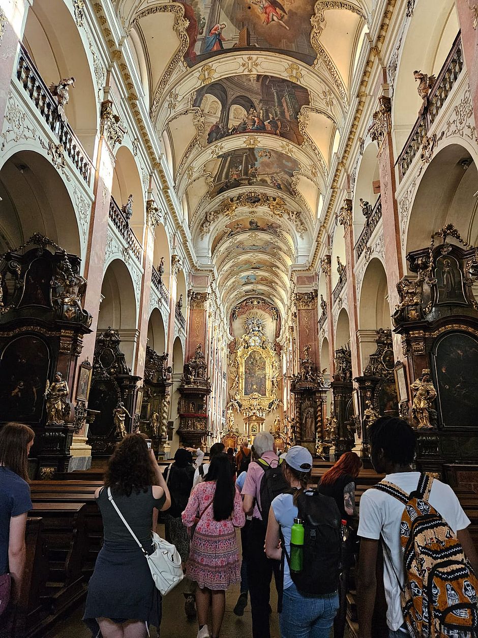 Auf historischem Grund: Die Studierenden während einer Führung durch die majestätische St. Johannes Basilika, ein Moment der Reflexion und des Staunens.