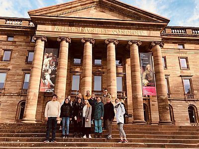 Gruppenbild der SABA-Ersties vor dem Kongress Palais Kassel