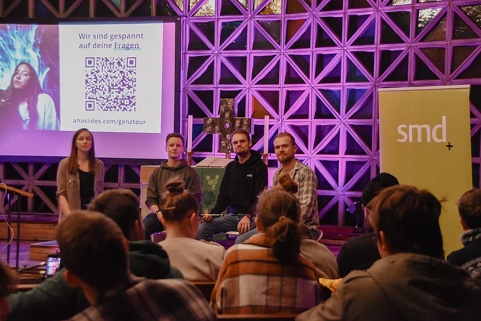 Johannina Wenk (Schüler-SMD), Timo Krämer (Alpha Deutschland), Daniel Seidel (Schüler-SMD) und Andy Fronius (Mr. Jugendarbeit) bei einer Talkrunde