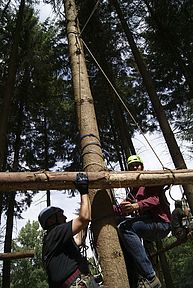 mittels Top-Rope-Rolle wird ein Balken nach Oben transportiert