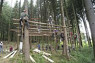 Personen balancieren auf den Querbalken, gesichert durch die Security-Line