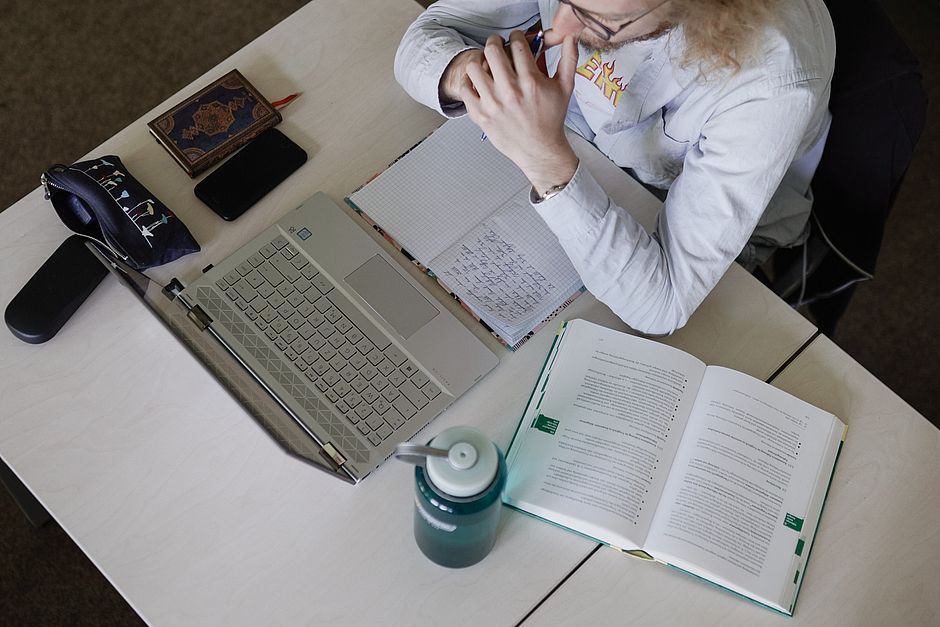 Neben haptischen Büchern sind nun auch digitale Ressourcen verfügbar.