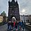 Unter dem Torbogen der Geschichte: Die Gruppe sammelt sich auf der Karlsbrücke, bereit, die historischen Pfade Prags zu erkunden und gemeinsam neue Wege zu gehen.