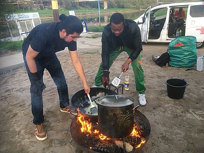 Studierende beim Grillen auf den Kolleg-Tagen