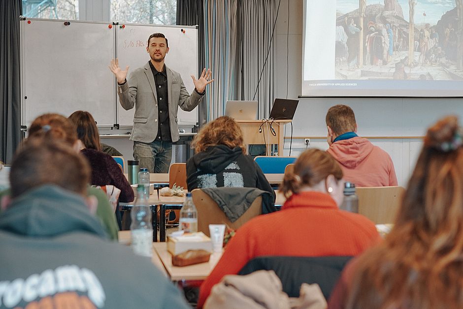 Jared Neusch engagiert sich lebhaft in einer seiner Vorlesungen an der CVJM-Hochschule, bereichert den Unterricht mit internationaler Perspektive.