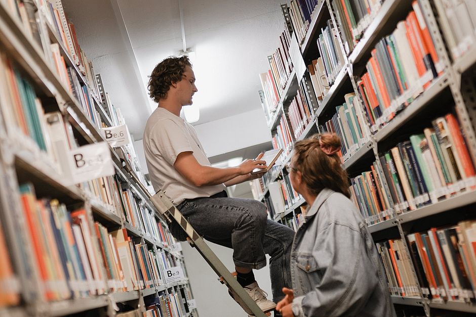 Studierende schauen sich in der Bibliothek um: Künftig geht dies nun auch digital.