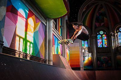 Skater in der Kirche