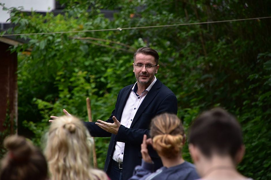 Dozierende wie Rektor Prof. Dr. Rüdiger Gebhardt und Studierende verabschiedeten sich gemeinsam von den Wohnräumen und Lehrgebäuden im CamP