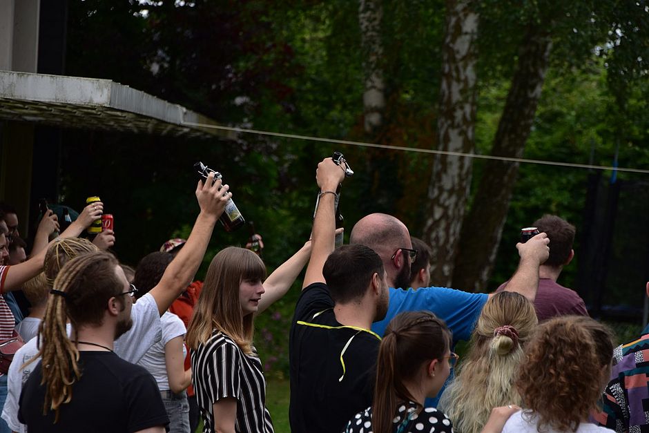 Ein letztes Anstoßen auf den Campus am Park (CamP) der CVJM-Hochschule