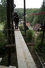 Zwei Personen stehen auf dem Rohbau einer Brücke