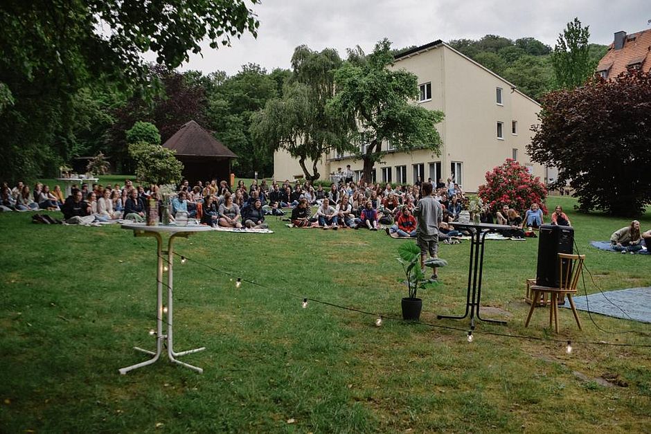 Versammlung auf der Campuswiese