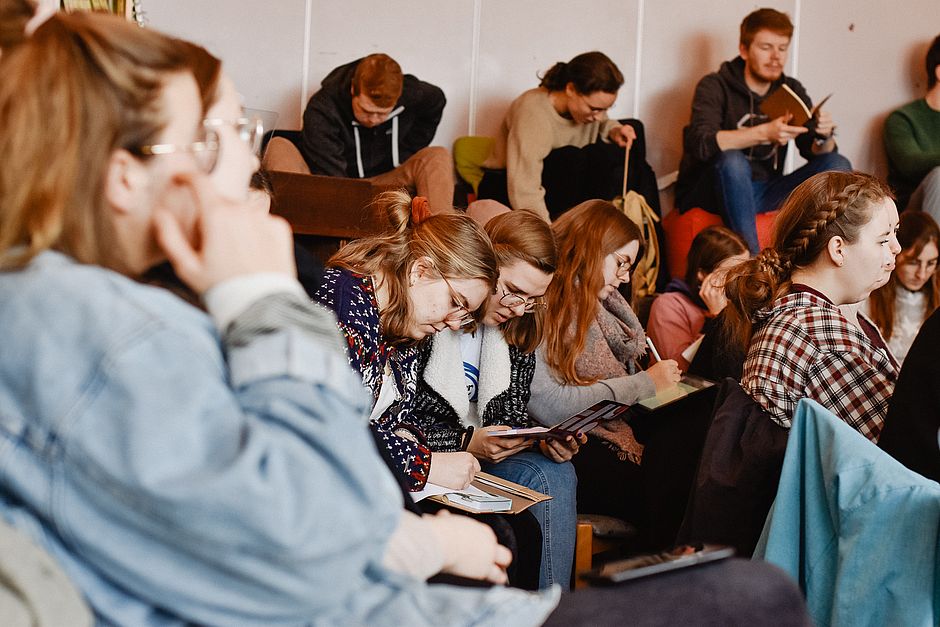 Studierende notieren ihre Gedanken 